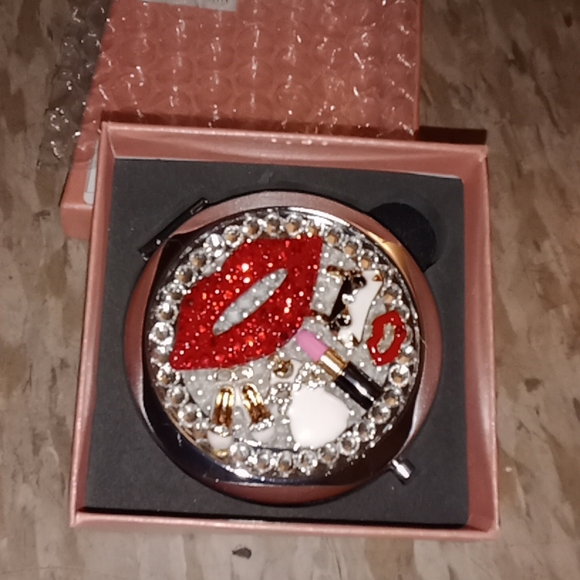 Mirror 🪞💄❤️ - Picture 3 of 9